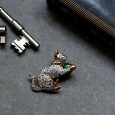 画像3: 英国 ヴィンテージ ボール遊び 猫ブローチ「靴下をはいた、遊び好きな猫 」イギリス アクセサリー (3)