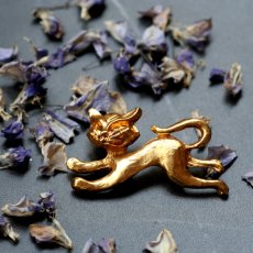 画像2: 英国 ヴィンテージ 駆ける猫ブローチ「光のなかを、あなたへ向かって」イギリス アクセサリー (2)