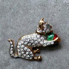 画像4: 英国 ヴィンテージ ボール遊び 猫ブローチ「靴下をはいた、遊び好きな猫 」イギリス アクセサリー (4)