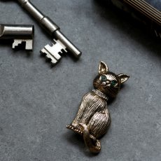 画像3: 英国 ヴィンテージ グリーンアイ 猫ブローチ「緑の瞳に宿る ひそやかな魔法」イギリス アクセサリー (3)