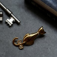 画像2: 英国 ヴィンテージ 揺れるしっぽとリボン 猫ブローチ「きらめくしっぽのメロディ 」イギリス アクセサリー (2)