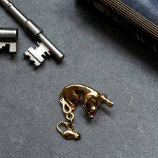 画像2: 英国 ヴィンテージ しっぽの先の物語　猫とネズミのブローチ「いたずらな午後のひととき」イギリス アクセサリー (2)