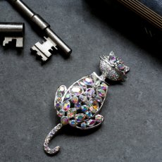 画像2: 英国ヴィンテージ 猫ブローチ オーロララインストーン 揺れるしっぽ 「オーロラの魔法をまとう猫」イギリス アクセサリー (2)
