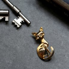 画像1: 英国 ヴィンテージ 猫ブローチ「そっと見つめる しあわせの猫 」 イギリス アクセサリー (1)