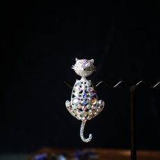 画像1: 英国ヴィンテージ 猫ブローチ オーロララインストーン 揺れるしっぽ 「オーロラの魔法をまとう猫」イギリス アクセサリー (1)
