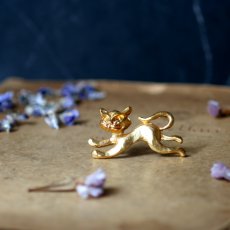 画像6: 英国 ヴィンテージ 駆ける猫ブローチ「光のなかを、あなたへ向かって」イギリス アクセサリー (6)
