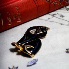 画像1: 英国ヴィンテージ 黒猫ブローチ「振り向いたその先に秘密の物語」イギリス アクセサリー (1)