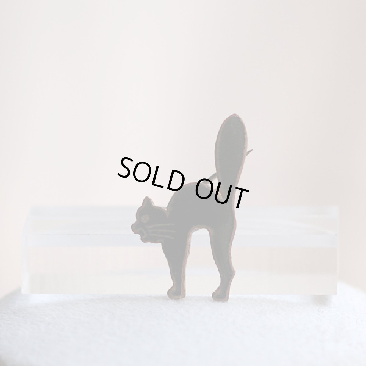 画像7: 英国 ヴィンテージ 小さい黒猫ブローチ「怒り顔の守り神、黒猫がくれる幸運のしっぽ」イギリス アクセサリー (7)