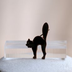 画像7: 英国 ヴィンテージ 小さい黒猫ブローチ「怒り顔の守り神、黒猫がくれる幸運のしっぽ」イギリス アクセサリー (7)
