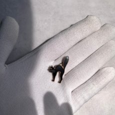 画像11: 英国 ヴィンテージ 小さい黒猫ブローチ「怒り顔の守り神、黒猫がくれる幸運のしっぽ」イギリス アクセサリー (11)
