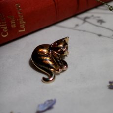 画像9: 英国 ヴィンテージ しま猫ブローチ 背中を丸めたトラ猫モチーフ「しま猫のことば」アンティークアクセサリー (9)