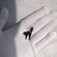 画像12: 英国 ヴィンテージ 小さい黒猫ブローチ「怒り顔の守り神、黒猫がくれる幸運のしっぽ」イギリス アクセサリー (12)