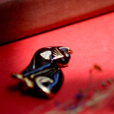 画像11: 英国ヴィンテージ 黒猫ブローチ「振り向いたその先に秘密の物語」イギリス アクセサリー (11)