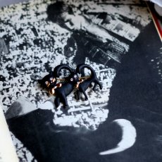 画像1: 英国 ヴィンテージ 親子黒猫ブローチ「静かに寄り添う、ふたつの影」イギリス アクセサリー (1)