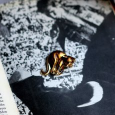 画像2: 英国 ヴィンテージ しま猫ブローチ 背中を丸めたトラ猫モチーフ「しま猫のことば」アンティークアクセサリー (2)