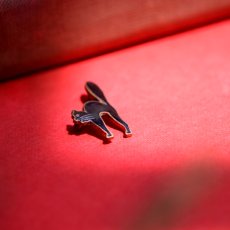 画像9: 英国 ヴィンテージ 小さい黒猫ブローチ「怒り顔の守り神、黒猫がくれる幸運のしっぽ」イギリス アクセサリー (9)