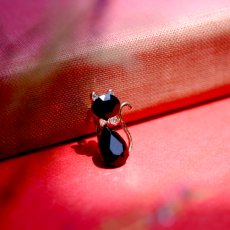 画像2: 英国 ヴィンテージ 小さく可愛い黒猫ブローチ「小さなきらめき、黒猫のしずく」イギリス アクセサリー (2)