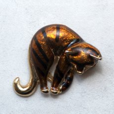 画像5: 英国 ヴィンテージ しま猫ブローチ 背中を丸めたトラ猫モチーフ「しま猫のことば」アンティークアクセサリー (5)