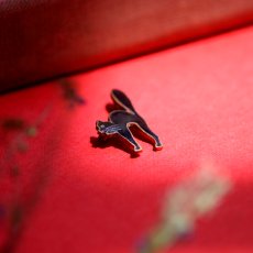 画像1: 英国 ヴィンテージ 小さい黒猫ブローチ「怒り顔の守り神、黒猫がくれる幸運のしっぽ」イギリス アクセサリー (1)