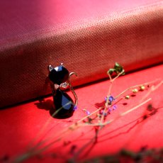 画像1: 英国 ヴィンテージ 小さく可愛い黒猫ブローチ「小さなきらめき、黒猫のしずく」イギリス アクセサリー (1)