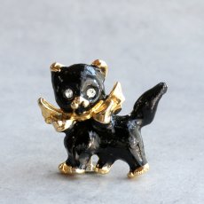画像2: 英国 ヴィンテージ 黒猫リボンブローチ「静寂にひそむまなざし」イギリス アクセサリー (2)