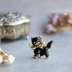 画像1: 英国 ヴィンテージ 黒猫リボンブローチ「静寂にひそむまなざし」イギリス アクセサリー (1)