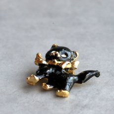 画像4: 英国 ヴィンテージ 黒猫リボンブローチ「静寂にひそむまなざし」イギリス アクセサリー (4)