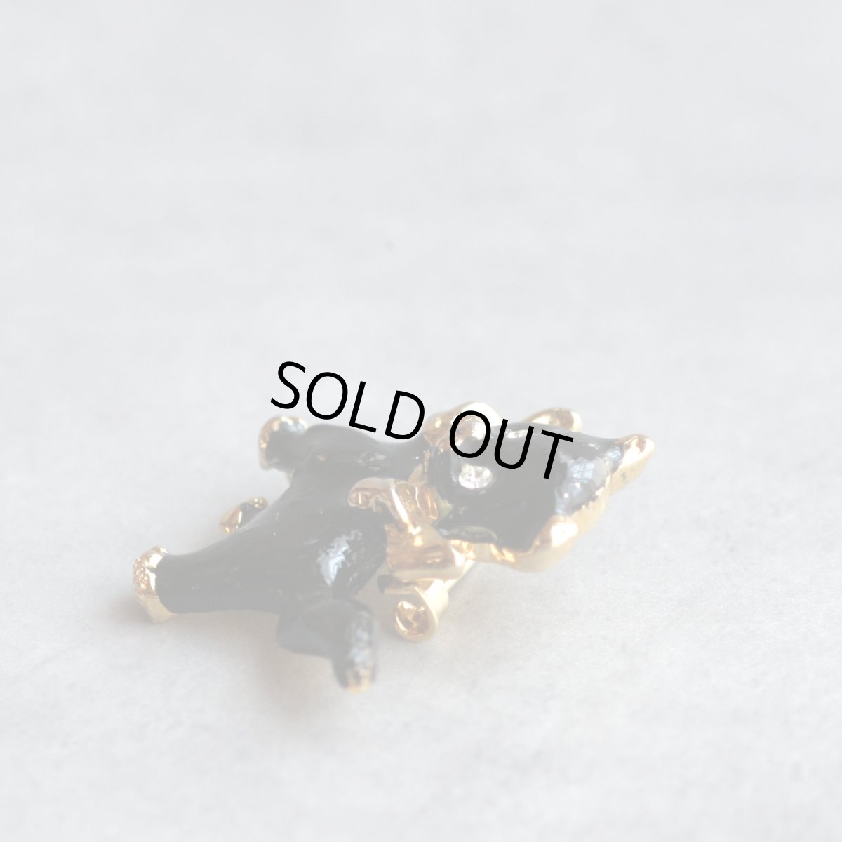 画像5: 英国 ヴィンテージ 黒猫リボンブローチ「静寂にひそむまなざし」イギリス アクセサリー (5)