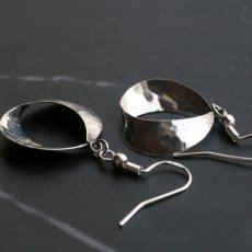 画像14: イギリス ヴィンテージ シルバーピアス 刻印925「光をまとい 揺れる銀の記憶」 (14)