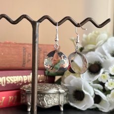 画像4: イギリス ヴィンテージ シルバーピアス 刻印925「光をまとい 揺れる銀の記憶」 (4)