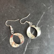 画像9: イギリス ヴィンテージ シルバーピアス 刻印925「光をまとい 揺れる銀の記憶」 (9)