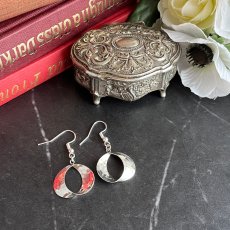 画像5: イギリス ヴィンテージ シルバーピアス 刻印925「光をまとい 揺れる銀の記憶」 (5)