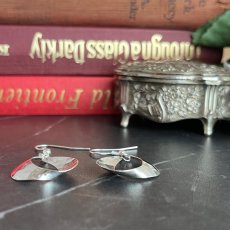 画像10: イギリス ヴィンテージ シルバーピアス 刻印925「光をまとい 揺れる銀の記憶」 (10)