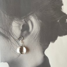 画像11: イギリス ヴィンテージ シルバーピアス 刻印925「光をまとい 揺れる銀の記憶」 (11)