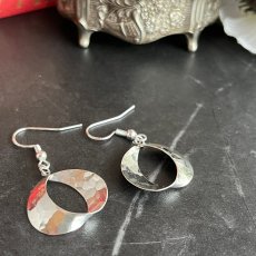 画像8: イギリス ヴィンテージ シルバーピアス 刻印925「光をまとい 揺れる銀の記憶」 (8)