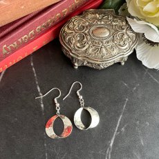 画像6: イギリス ヴィンテージ シルバーピアス 刻印925「光をまとい 揺れる銀の記憶」 (6)