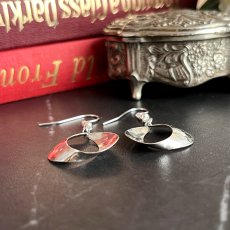 画像7: イギリス ヴィンテージ シルバーピアス 刻印925「光をまとい 揺れる銀の記憶」 (7)