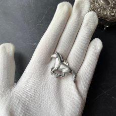 画像10: 英国ヴィンテージ 馬のピューターブローチAR Brown「胸元に宿る、ひとすじの風のように」イギリス製アクセサリー (10)