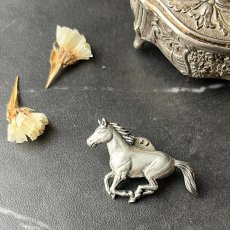 画像3: 英国ヴィンテージ 馬のピューターブローチAR Brown「胸元に宿る、ひとすじの風のように」イギリス製アクセサリー (3)