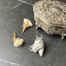 画像2: 英国ヴィンテージ 馬のピューターブローチイギリス製 ヴィンテージアクセサリー「英国の風をまとう、小さな誇り」AR Brown  (2)