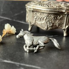 画像4: 英国ヴィンテージ 馬のピューターブローチAR Brown「胸元に宿る、ひとすじの風のように」イギリス製アクセサリー (4)