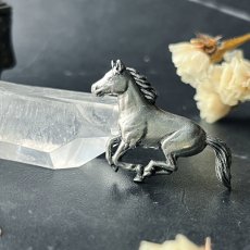 画像1: 英国ヴィンテージ 馬のピューターブローチAR Brown「胸元に宿る、ひとすじの風のように」イギリス製アクセサリー (1)