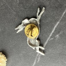 画像5: 英国ヴィンテージ ウサギのピューターブローチイギリス製 ヴィンテージアクセサリー「野原を駆ける ひとひらの詩」AR Brown  (5)