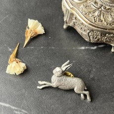 画像3: 英国ヴィンテージ ウサギのピューターブローチイギリス製 ヴィンテージアクセサリー「野原を駆ける ひとひらの詩」AR Brown  (3)