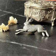画像4: 英国ヴィンテージ ウサギのピューターブローチイギリス製 ヴィンテージアクセサリー「野原を駆ける ひとひらの詩」AR Brown  (4)