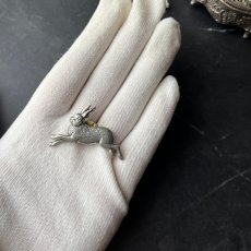 画像2: 英国ヴィンテージ ウサギのピューターブローチイギリス製 ヴィンテージアクセサリー「野原を駆ける ひとひらの詩」AR Brown  (2)
