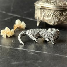 画像4: 英国ヴィンテージ かわうそのピューターブローチAR Brown「川辺にすむ ちいさな旅人」イギリス製アクセサリー (4)