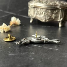 画像6: 英国ヴィンテージ ウサギのピューターブローチイギリス製 ヴィンテージアクセサリー「野原を駆ける ひとひらの詩」AR Brown  (6)