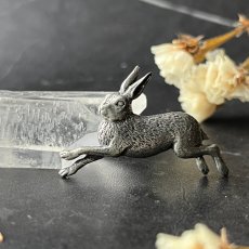 画像1: 英国ヴィンテージ ウサギのピューターブローチイギリス製 ヴィンテージアクセサリー「野原を駆ける ひとひらの詩」AR Brown  (1)