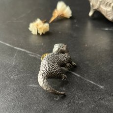画像5: 英国ヴィンテージ かわうそのピューターブローチAR Brown「川辺にすむ ちいさな旅人」イギリス製アクセサリー (5)